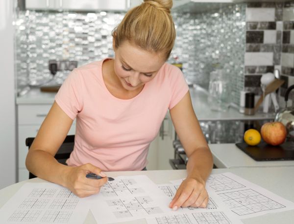 Abonnements mots croisés : différences, choix, et avantages à considérer