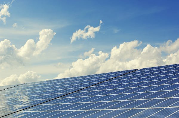 Panneau solaire photovoltaïque : réduction d'énergie et durabilité